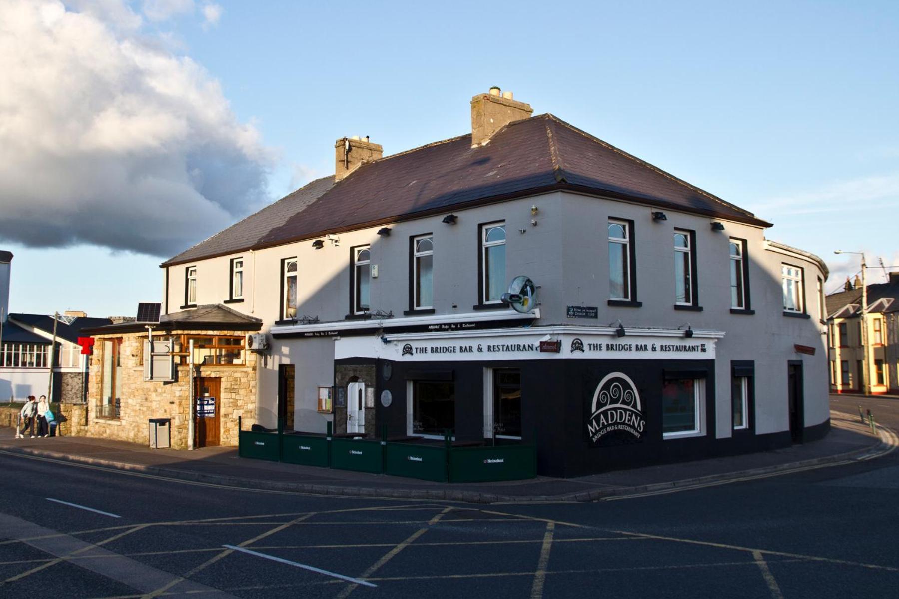 Maddens Bridge Bar & Guesthouse Bundoran Extérieur photo