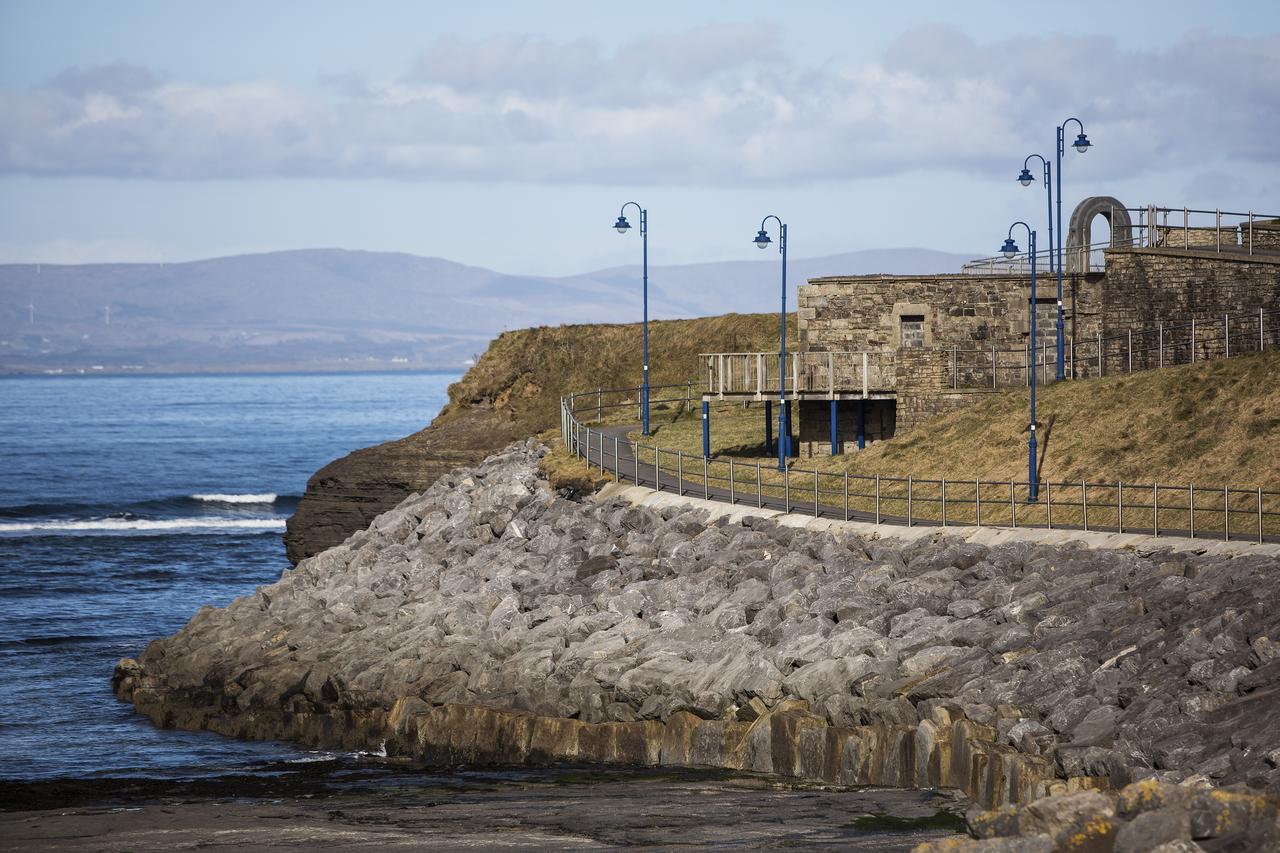 Maddens Bridge Bar & Guesthouse Bundoran Extérieur photo